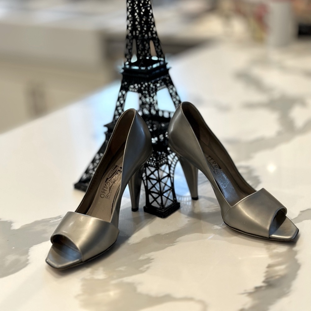 Beautiful,elegant Vintage Salvatore Ferragamo peep toe heels size 8!
